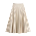 Detalle de falda midi plisada en color champán con tejido de satén sedoso y pliegues - XS / Blanco Roto