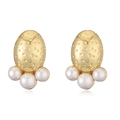 Detalle de pendientes de pétalos dorados en forma de C con metal martillado y perlas blancas - Estilo Perla Forma Huevo / Dorado