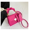 Borsa a tracolla trapuntata magenta con chiusura a cuore dorata e mini pochette - Rosso rosa