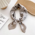 Elegante taupe satijnen vierkante sjaal met paisley motief en verfijnde knoop - Melkethee Paisley Wit Blad