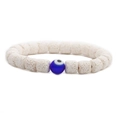 Dettaglio di perline in pietra lavica bianca e ciondolo occhio blu su bracciale elastico - Pietra Lavica Bianca Occhio del Diavolo Blu