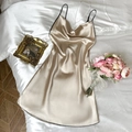 Eleganteres champagnergoldenes Satin-Nachthemd mit schwarzen Trägern und V-Ausschnitt - S / Khaki