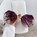 Occhiali da sole oversize senza montatura da donna con lenti viola e strass colorati - Sfumato Grigio con Strass