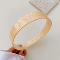 Elegant beige acetate headband with marble texture held by hand for a stylish look - Marble Color 2.5cm