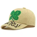 Beigefarbene Stroh-Baseballkappe mit grünem Kleeblatt-Stick und schwarzem Graffiti-Schirm - Handbemaltes Kleeblatt (Khaki)