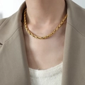 Collier élégant à mailles géométriques plaqué or porté par un mannequin - 40+5cm / Collier Or