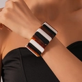 Detailansicht des geometrischen elastischen klobigen Armbands aus Acryl mit Schildpatt - Schwarz Weiß und Bernstein gespleißter Stil