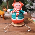 Detail der Weihnachts-Geschenktüte mit Stoffpuppe, Schneeflocken und Kordelzugverschluss - Hirsch
