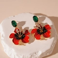 Dettaglio macro di orecchini a fiore in smalto rosso con gemma verde e cristalli - Perno in Argento per Orecchini - Orecchini a Fiore Rosso