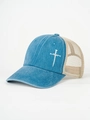 Dettaglio laterale del cappello trucker in denim con croce ricamata e rete traspirante - Blu lago