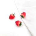Tre ciondoli a fragola in acrilico rosso con anelli per la creazione di gioielli - 16x26mm / Fragola
