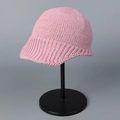 Detail der rosa Strick-Pilotmütze mit grober Textur auf einem schwarzen Metallständer - M / Rosa