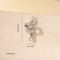 Vue macro du pendentif serpent argenté avec zircons et dimensions 2 cm sur 1 cm - Style Serpent Incrusté Exquis (MYYX00693) / Argent-Zirconia Blanc