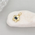 Pendentif fleur dorée avec pierre rectangulaire bleu foncé sur galet blanc - Fleur à cinq pétales / Or + Bleu