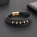 Dettaglio del bracciale multistrato in pelle nera da uomo con chiusura magnetica dorata - Oro (KB147667-KLHQ)