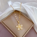 Macro-opname van gouden bloem lach hanger met zirkonia in een zijden geschenkdoos - Gouden Bloem Glimlach Gezicht Stijl (D115)