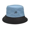 Dettaglio cappello a secchiello in cotone blu e nero con logo HA ricamato - M (56-58cm) / Blu + Nero