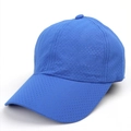 Dettaglio del tessuto mesh traspirante blu reale sul berretto sportivo ad asciugatura rapida - Blu scuro