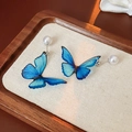 Elegante Schmetterling-Ohrringe in Blau mit weißen Perlen und Silbersteckern - Blaue Schmetterlings-Perlenohrstecker (925 Sterling Silber Ohrstecker)