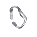 Detailansicht des silberfarbenen Edelstahlrings mit dynamischem Wasserwellendesign - Einstellbar Offen / Silber