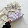 Borsa a dumpling a pieghe viola chiaro con manico in perle e tracolla sottile in pelle - Viola