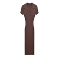 Détail d'une robe polo en maille côtelée marron foncé à manches courtes et col boutonné - Brun Foncé