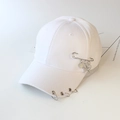 Weiße Baumwoll-Baseballkappe mit Silberringen am Schirm und Stern-Herz-Anhängern - M Erwachsene (55-59CM) / Sicherheitsnadel / Weiß