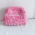 Dettaglio della borsa a nuvola all'uncinetto rosa che mostra la trama intrecciata a mano - 25*15*5CM