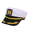 Detailansicht der goldenen Anker-Stickerei und der Zierschnur an der weißen Kapitänsmütze - Besticktes Rundes Emblem