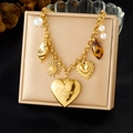 Pulsera dorada vintage con perla, colgante de sol y medallón de corazón grabado - Estilo de Colgante Multielemento (N3881)