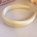 Detalle de una diadema de satén acolchada beige crema con textura de alta calidad - Diadema / Diadema Acolchada Color Crema Albaricoque