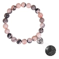 Detalle de pulsera de cuentas de piedra con colgante de corazón y proyección Te Amo en 100 idiomas - Pulsera de Piedra Cebra Rosa