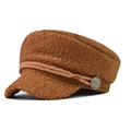 Detail der karamellbraunen Teddy-Fleece-Schirmmütze mit Kordel und Vintage-Knopf - M (56-58cm) / Sherpa Karamell