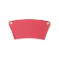 Detailaufnahme einer rosa PU-Leder-Kaffeemanschette mit Goldösen und feiner Naht - Rosenrot