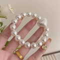Elastico per capelli con perle bianche, cuore strutturato e ciondolo dorato CUTE - Stile perla a cuore
