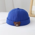 Détail d'un bonnet de docker bleu marine en coton pour enfant avec un patch ours mignon - Taille Unique Enfant / Bleu royal