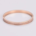 Detalle del brazalete de oro rosa con cristales rectangulares en engaste clásico francés - Oro rosa