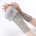 Calentadores de brazo gris claro de punto trenzado con pompones grandes de piel sintética - Gris claro