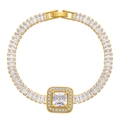 Detalle de una pulsera tennis dorada con una gran circonita cuadrada y eslabones de cristal - Chapado en Oro de 18K / Transparente/Blanco (KB0438-1)