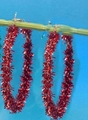 Close-up van grote rode glitter oorbellen hangend aan een groene stengel op blauwe achtergrond - Rood
