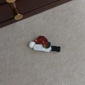 Pinza para el pelo de gorro de Navidad rojo brillante con pompón blanco y hojas verdes - Horquilla de gorro de Navidad