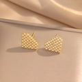 Boucles d'oreilles cœur pixel avec zircons brillants et finition dorée élégante - Boucles d'oreilles clous cœur pavé doré