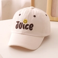 Detail der Kinder-Baumwollkappe mit besticktem Juice-Schriftzug und Smiley-Gesicht - 52cm (Empfohlen für 3-8 Jahre) / Beige