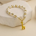 Charmant bracelet de perles blanches et dorées avec un pendentif girafe en émail jaune - Girafe Jaune