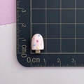 Makroaufnahme eines 1,5 cm großen rosa Eis-Anhängers aus Harz für Nagelkunst - 1*Rosa Eis am Stiel
