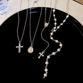 Detailliertes Set silberner Y2K-Halsketten mit Kreuz, Marienmedaille und Kunstperlen - Halskette - Silber