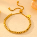 Detail des verstellbaren Gold-Perlenarmbands mit Spiralstruktur und Herzanhänger - Schieber Herz Spiralstruktur Perlenarmband (Gold)