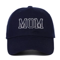 Gros plan sur la casquette de baseball en coton bleu marine avec broderie MOM blanche - Bleu Marine MOM
