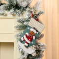 Détail de chaussette de Noël en velours vert avec bonhomme en pain d'épices 3D et logo - Chaussette en Lin avec Plaque en Bois Taille L-Renne (32x19cm)