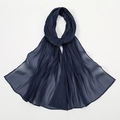 Detail eines marineblauen Chiffon-Schals mit feiner Faltenstruktur und Transparenz - 180x70cm / Marineblau